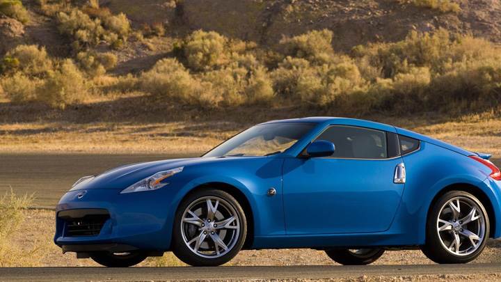 Side Pose Of Nissan 370Z In Blue Standing On Road